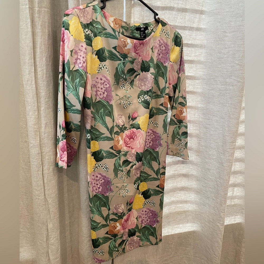 H&M satin floral long sleeve fitted dress. Size 6